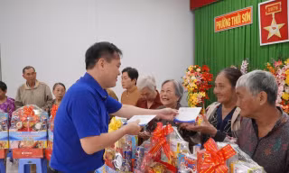 Hàng trăm suất quà Tết về với người dân vùng biên An Giang 