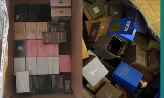 Thu giữ hàng nghìn chai nước hoa Dior, Chanel giả được pha chế từ nguyên liệu mua ở chợ Kim Biên