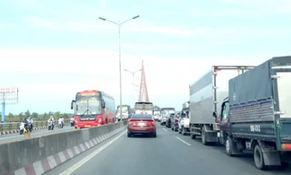Phương tiện từ TPHCM về miền Tây tăng mạnh, cầu Cần Thơ ùn ứ do xe tải chết máy