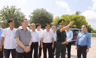 Ứng cử viên đại biểu Quốc hội khảo sát 'điểm nóng' sạt lở ở An Giang