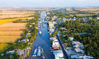 Nước xuống thấp, nhiều sà lan trăm tấn ở miền Tây mắc cạn