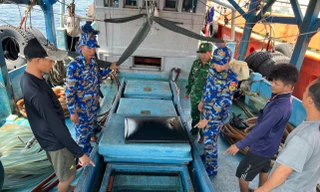 Bắt tàu cá chở hơn 25.000 lít dầu 