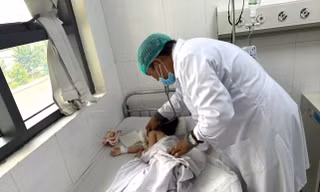 Cháu bé 4 tuổi tắc ruột vì bị hội chứng ‘công chúa tóc mây’