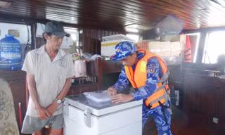 Cảnh sát biển liên tiếp bắt hai tàu cá chở lậu hơn 300.000 lít dầu 