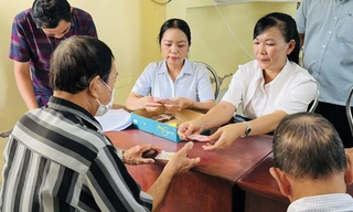 Người dân Cần Thơ vui mừng nhận quà Tết Độc lập 100.000 đồng/người