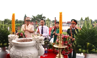 Dâng hương tri ân các Anh hùng liệt sĩ tại nghĩa trang tỉnh An Giang