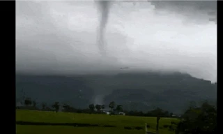 Lốc xoáy bất thường kéo sập nhiều nhà ở An Giang