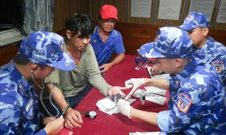 Cảnh sát biển kịp thời cứu ngư dân bị tai nạn trên biển