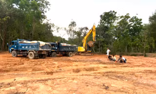 Bắt quả tang vụ khai thác đất đá trái phép quy mô lớn ở Phú Quốc