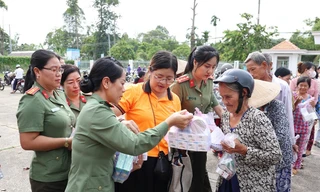 Công an An Giang tặng quà người nghèo, tuyên truyền phòng chống lừa đảo trên mạng
