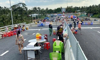 Người dân vượt rào tràn lên cầu đang xây dựng để hóng gió, ngắm cảnh