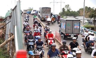 Thi công cầu Ô Môn vướng mặt bằng, Quốc lộ 91 qua Cần Thơ ùn tắc