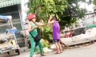 Hai cháu bé bị cô ruột đánh đập vì bán vé số không hết