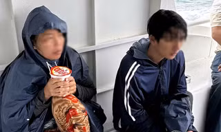 Hai tàu khách cứu 4 ngư dân trôi dạt trên biển An Giang