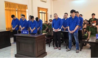 Nổ súng hỗn chiến giữa quốc lộ, người dân trúng đạn