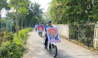 Màu áo xanh tới từng nhà tuyên truyền bầu cử