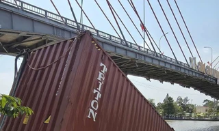 Container rơi xuống kênh Chợ Gạo