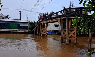 Truy tìm người đàn ông bỏ lại xe máy rồi nhảy cầu tại Đồng Tháp