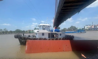 Phạt thuyền trưởng chở thùng container vướng dây điện cầu Chợ Gạo