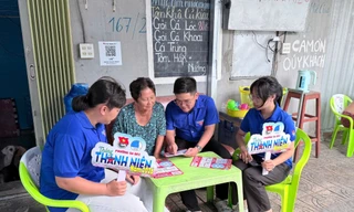 Màu áo xanh tới từng nhà tuyên truyền bầu cử