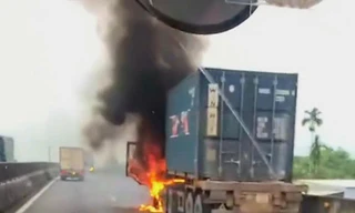 Xe đầu kéo bốc cháy trên cao tốc Trung Lương - Mỹ Thuận