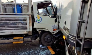 Hai xe tải đâm nhau giữa ngã tư, Quốc lộ 1A ùn tắc kéo dài