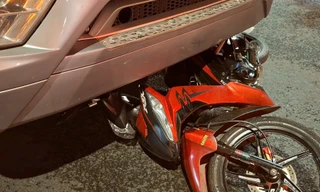  Xe tải cuốn xe máy vào gầm sau va chạm trên quốc lộ 1A, một người tử vong tại chỗ