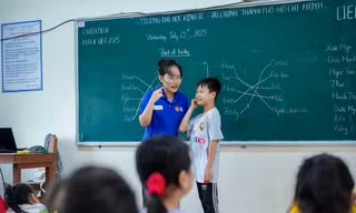 Sinh viên tình nguyện giúp học sinh vùng sâu nhận diện thông tin xấu độc