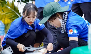 ‘Bóng hồng’ tình nguyện thắp sáng đường quê