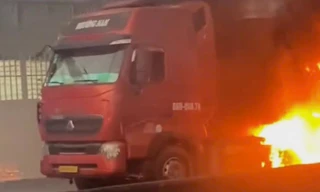 Xe đầu kéo bốc cháy trên quốc lộ 1A