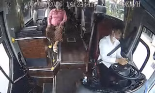 Buông tay lái, bấm điện thoại, tài xế xe khách gây tai nạn