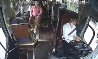 Buông tay lái, bấm điện thoại, tài xế xe khách gây tai nạn