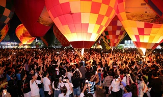 Khinh khí cầu rực rỡ trên bầu trời 'thủ phủ' hoa lớn nhất miền Tây