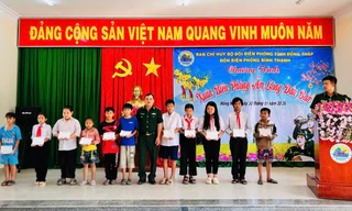 Bộ đội Biên phòng mang hơi ấm đến người dân biên giới vùng sông nước