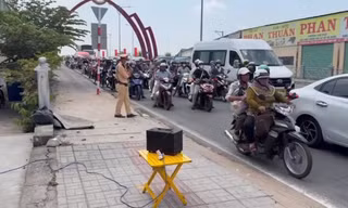 CSGT Đồng Tháp sử dụng loa kẹo kéo phân luồng tránh kẹt xe sau Tết
