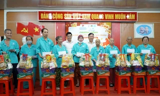 Bạn trẻ mang Tết đến bệnh nhân ung thư tại Cần Thơ