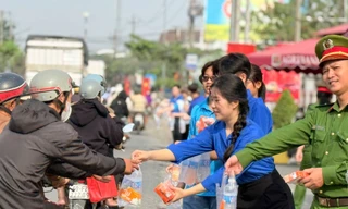 Trạm dừng chân nghĩa tình tiếp sức bà con về quê ăn Tết 