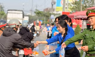 Trạm dừng chân nghĩa tình tiếp sức bà con về quê ăn Tết 