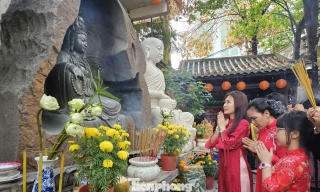 Sáng mùng 1 Tết, người Cần Thơ chen chân đi lễ chùa