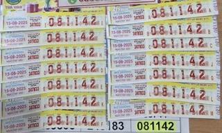 Một phụ nữ vừa trúng độc đắc 14 tờ vé số 