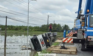 Xe tải lật xuống ruộng, Quốc lộ 54 qua Vĩnh Long ùn tắc