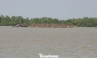 Chìm sà lan trên sông Tiền, 2 người mất tích