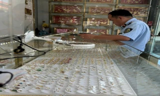 Phạt tiệm vàng bán vòng đeo tay phong thủy 