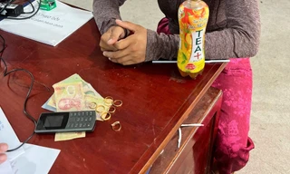 Đối tượng nữ 20 tuổi khống chế, cướp tiền, vàng của cụ ông