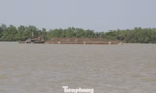 Chìm sà lan trên sông Tiền, 2 người mất tích