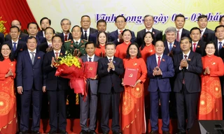 Bí thư Trung ương Đảng, Chánh án TAND Tối cao Lê Minh Trí trao quyết định, chúc mừng tân Bí thư cùng Ban Chấp hành Đảng bộ tỉnh Vĩnh Long nhiệm kỳ 2025-2030.