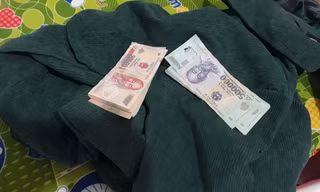 Cô gái đi chợ thấy người khác đeo dây chuyển vàng liền lao vào giật