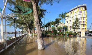 Bến Ninh Kiều lại chìm trong nước triều