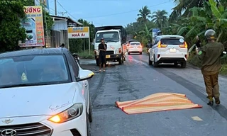 Người đàn ông nghi lao vào xe tải tự tử sau khi đánh một phụ nữ nhập viện