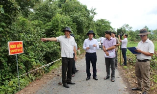 Tuyến đê bao ven sông Hậu nhiều điểm sạt lở nguy hiểm
